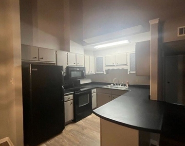 2715 Greenbriar Dr. Unit B - Photo Thumbnail 19