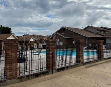 2715 Greenbriar Dr. Unit B - Photo Thumbnail 14