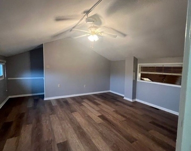 2715 Greenbriar Dr. Unit B - Photo Thumbnail 23