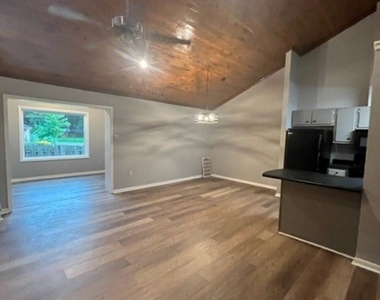 2715 Greenbriar Dr. Unit B - Photo Thumbnail 22