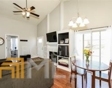 2639 Laurel Lane Nw - Photo Thumbnail 3