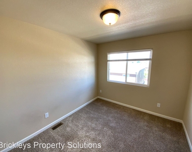 5641 Shamrock Heights - Photo Thumbnail 25