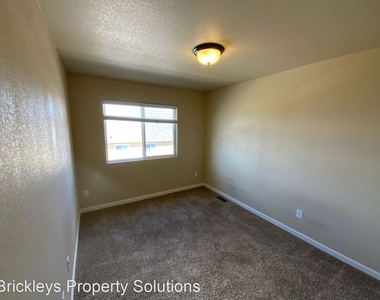 5641 Shamrock Heights - Photo Thumbnail 23