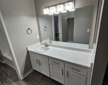 2411 Mission Ave - Photo Thumbnail 10
