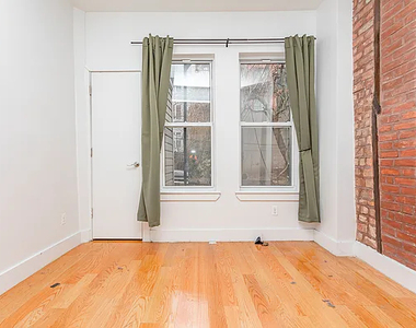 31 Montrose Avenue - Photo Thumbnail 1