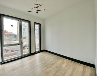 923 Broadway - Photo Thumbnail 2