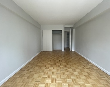 East 50th Street - Photo Thumbnail 3
