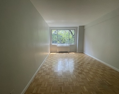 East 50th Street - Photo Thumbnail 4
