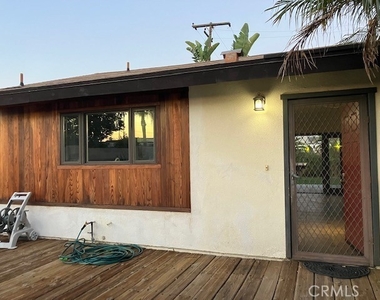 10312 Lorinda Avenue - Photo Thumbnail 2