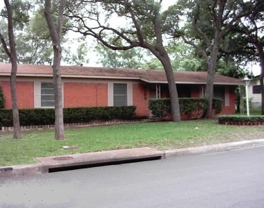 2103  Matthews Ln - Photo Thumbnail 0