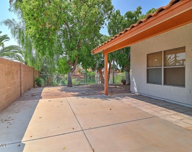 7561 W Kerry Lane - Photo Thumbnail 22