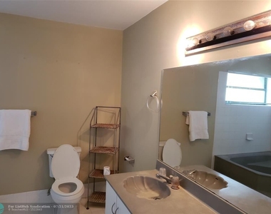 6241 W Sedgewyck Cir W - Photo Thumbnail 9