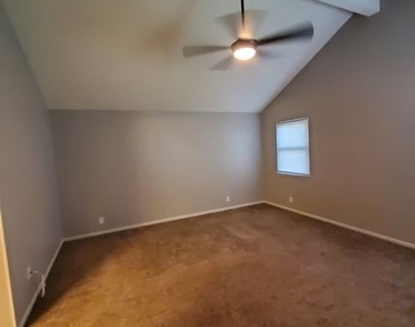 13911 Hohmann Ct - Photo Thumbnail 12