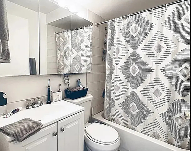 1425 York Avenue - Photo Thumbnail 3