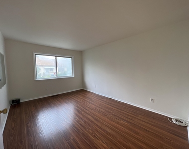 326 Winfield Ave - Photo Thumbnail 9