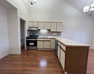 326 Winfield Ave - Photo Thumbnail 1