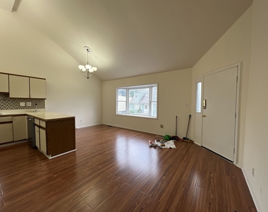 326 Winfield Ave - Photo Thumbnail 6