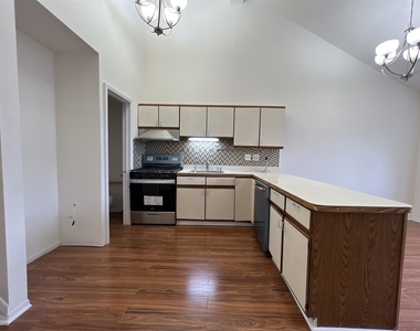 326 Winfield Ave - Photo Thumbnail 2
