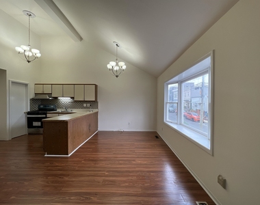 326 Winfield Ave - Photo Thumbnail 4