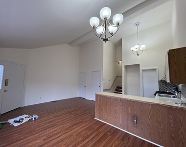 326 Winfield Ave - Photo Thumbnail 3