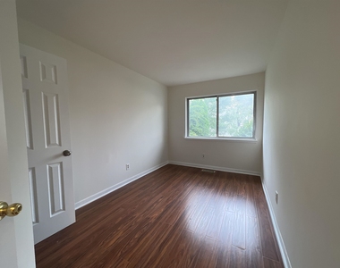 326 Winfield Ave - Photo Thumbnail 8