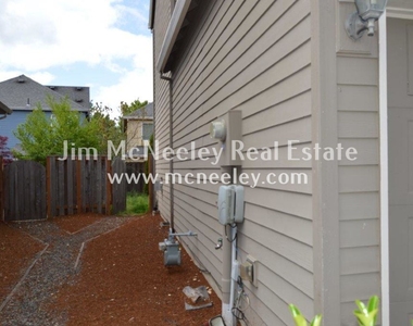 1063 Se Wenlock Avenue - Photo Thumbnail 19