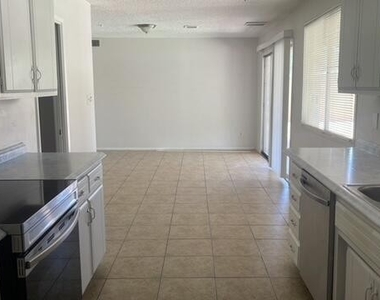 2918 W Glendale Avenue - Photo Thumbnail 1