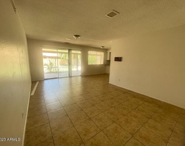 2918 W Glendale Avenue - Photo Thumbnail 4