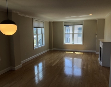 73 Chelsea St - Photo Thumbnail 3