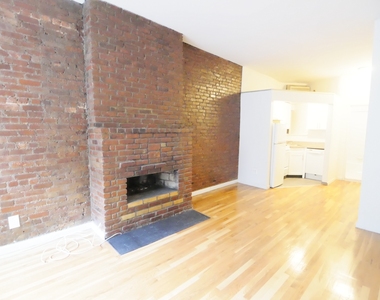 425 East 77th Street - Photo Thumbnail 2