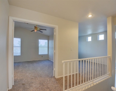 138 Sunburst Creek Avenue - Photo Thumbnail 10