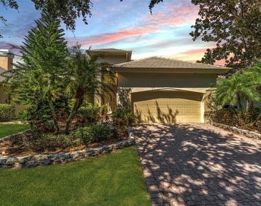 10513 Holly Crest Drive - Photo Thumbnail 3
