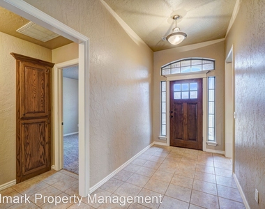 1042 Hidden Oaks Way - Photo Thumbnail 4