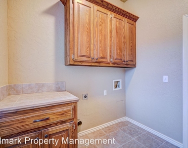 1042 Hidden Oaks Way - Photo Thumbnail 24