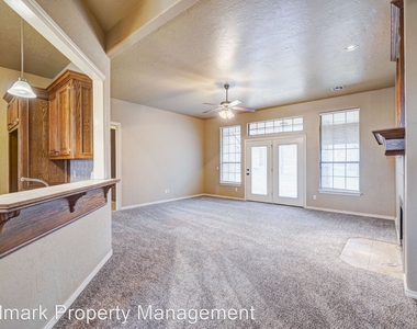 1042 Hidden Oaks Way - Photo Thumbnail 7