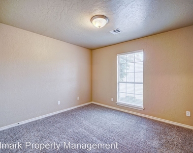 1042 Hidden Oaks Way - Photo Thumbnail 32