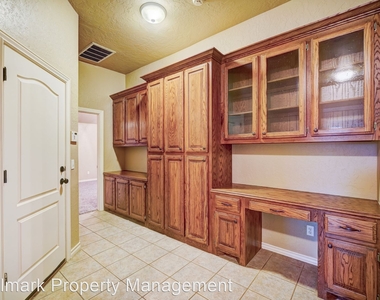 1042 Hidden Oaks Way - Photo Thumbnail 20