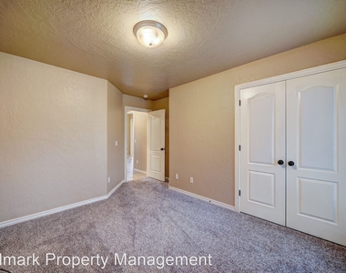 1042 Hidden Oaks Way - Photo Thumbnail 35