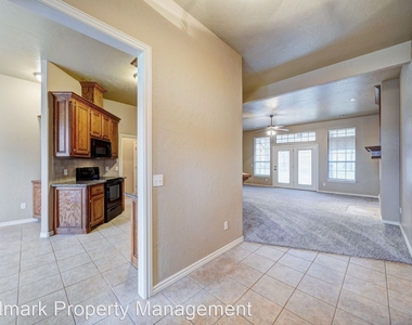 1042 Hidden Oaks Way - Photo Thumbnail 6