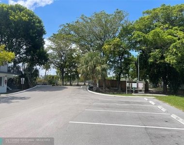 1810 E Oakland Park Blvd - Photo Thumbnail 13