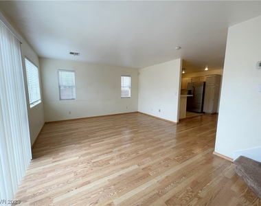 5635 Leaning Oak Avenue - Photo Thumbnail 4