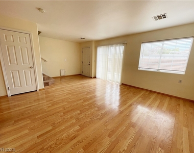 5635 Leaning Oak Avenue - Photo Thumbnail 2