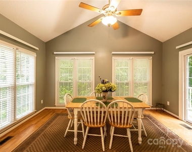 1049 Peachtree Lane - Photo Thumbnail 9