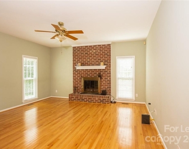 1049 Peachtree Lane - Photo Thumbnail 5