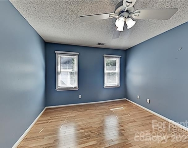 1049 Peachtree Lane - Photo Thumbnail 15