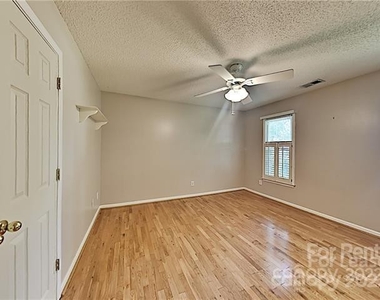 1049 Peachtree Lane - Photo Thumbnail 14