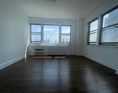 East 49th St - Photo Thumbnail 3