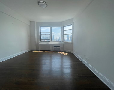 East 49th St - Photo Thumbnail 7