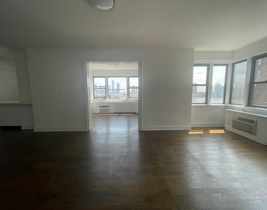 East 49th St - Photo Thumbnail 5