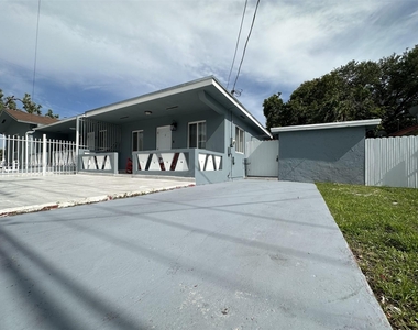 2400 Nw 9th St - Photo Thumbnail 1